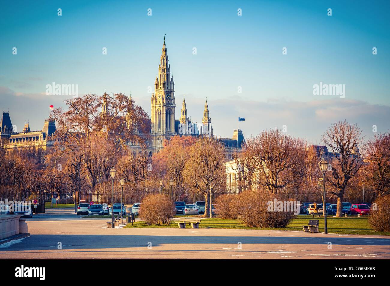 Blick auf das Rathaus in Wien, Österreich Stockfoto