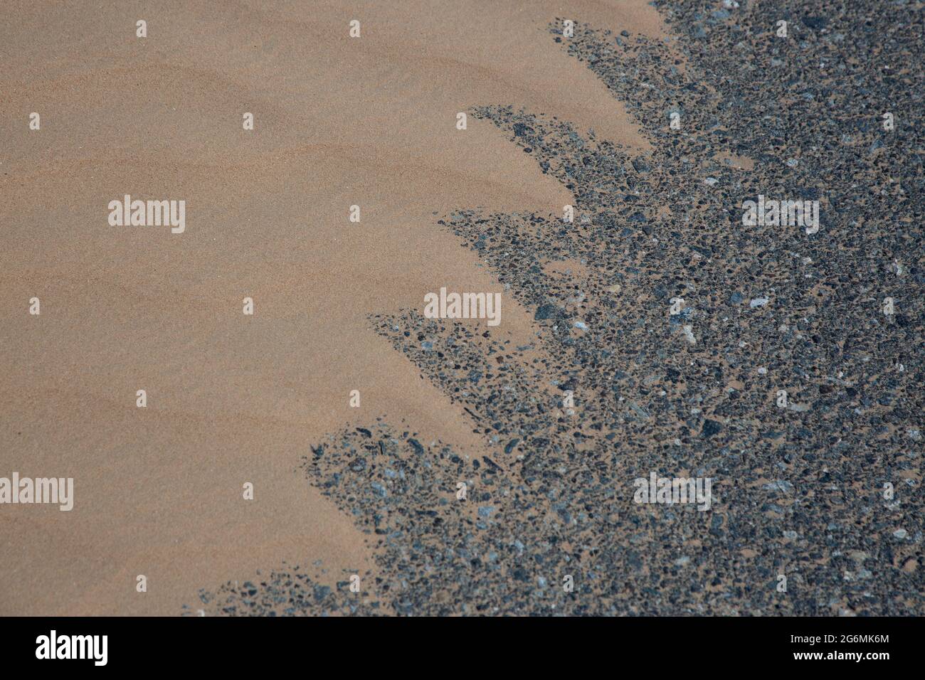 Sand bedeckt die Straße in Dubai, VAE. Stockfoto