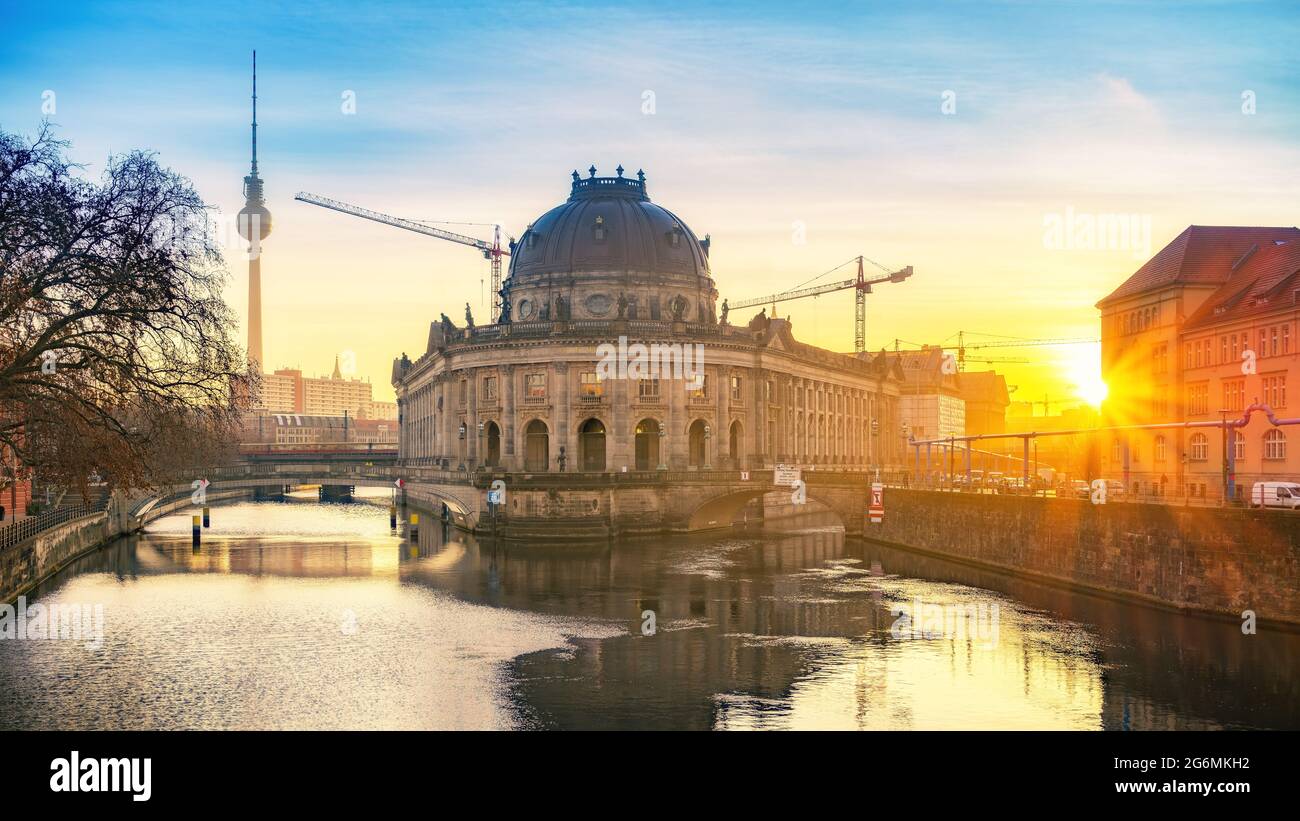 Museumsinsel auf Spree und Fernsehturm im Hintergrund bei Sonnenaufgang, Berlin, Deutschland Stockfoto