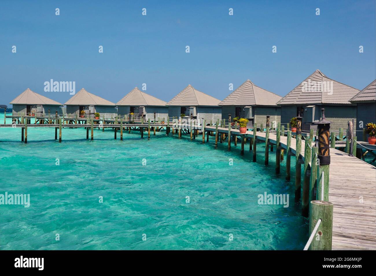 Idyllische Holzwasservilla mit Pier und Lagune im maledivischen Resort. Wunderschöner Overwater Bungalow und Türkisfarbener Ozean auf den Malediven. Stockfoto