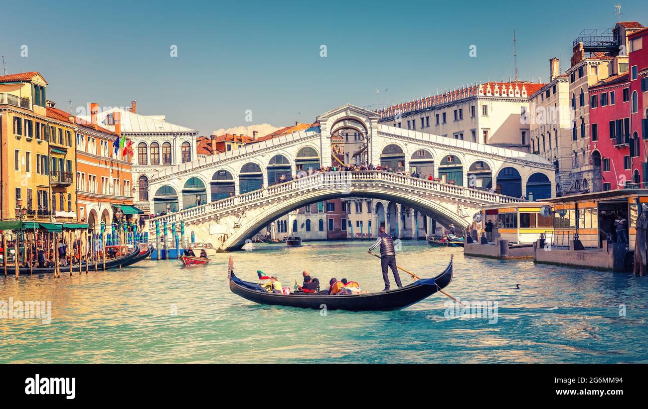 Gondel auf dem Grand Canal in der Nähe der Rialtobrücke in Venedig, Italien Stockfoto