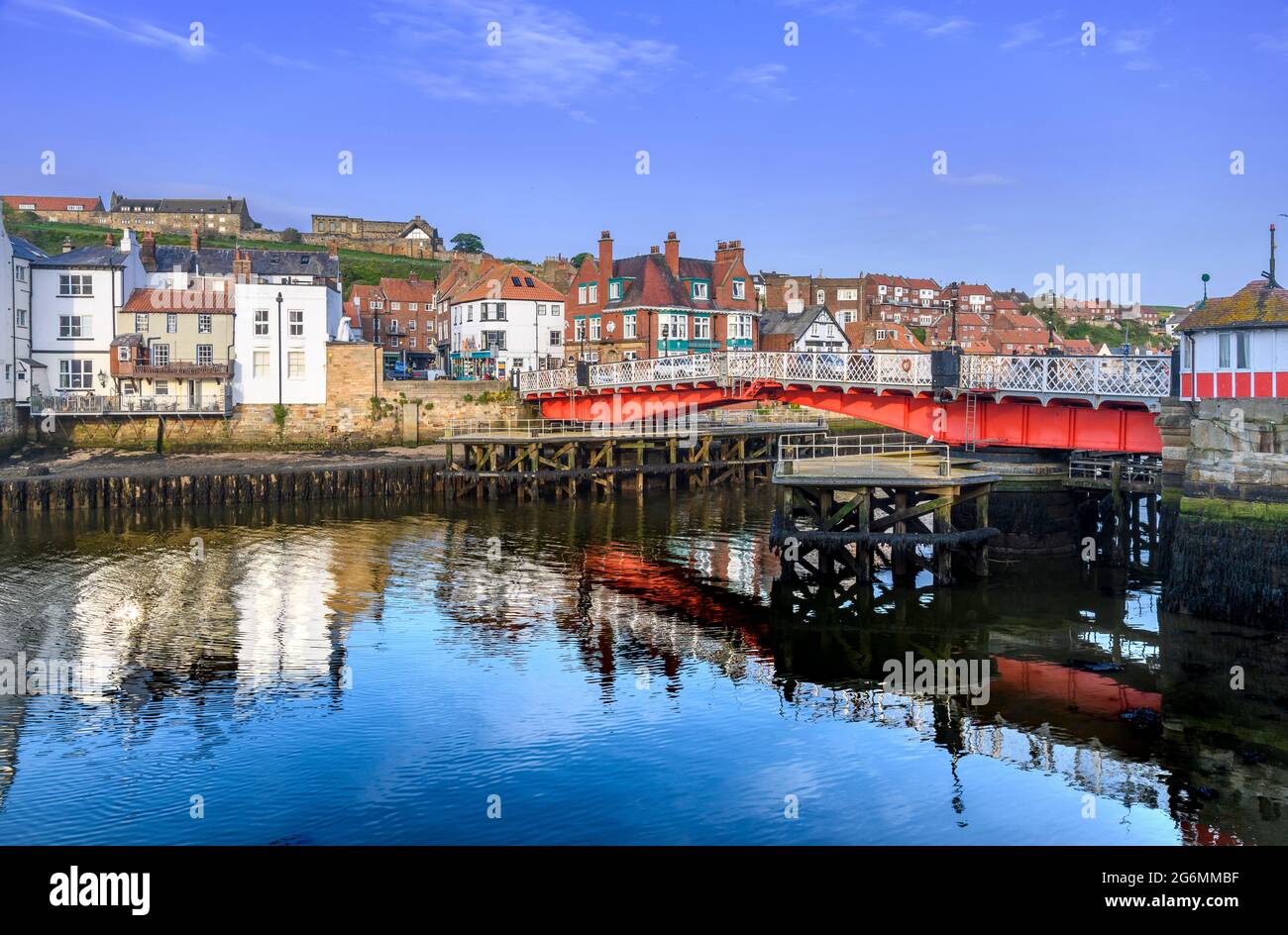 Die klassische, altmodische britische Küstenstadt Whitby in Yorkshire. Gedreht am Abend an einem perfekten, warmen, sonnigen Tag. Stockfoto