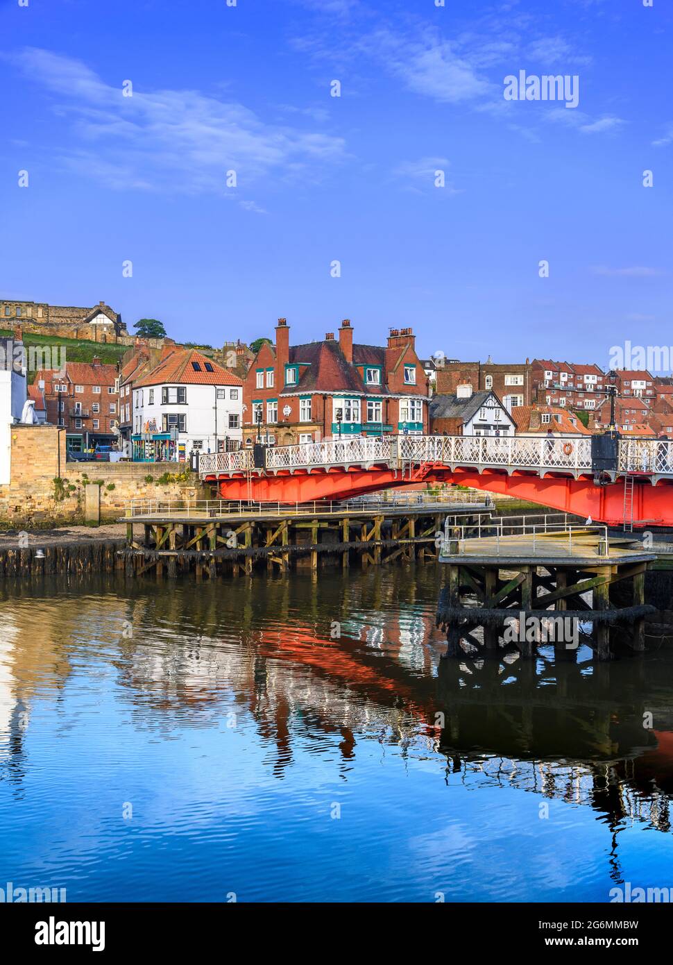 Die klassische, altmodische britische Küstenstadt Whitby in Yorkshire. Gedreht am Abend an einem perfekten, warmen, sonnigen Tag. Stockfoto