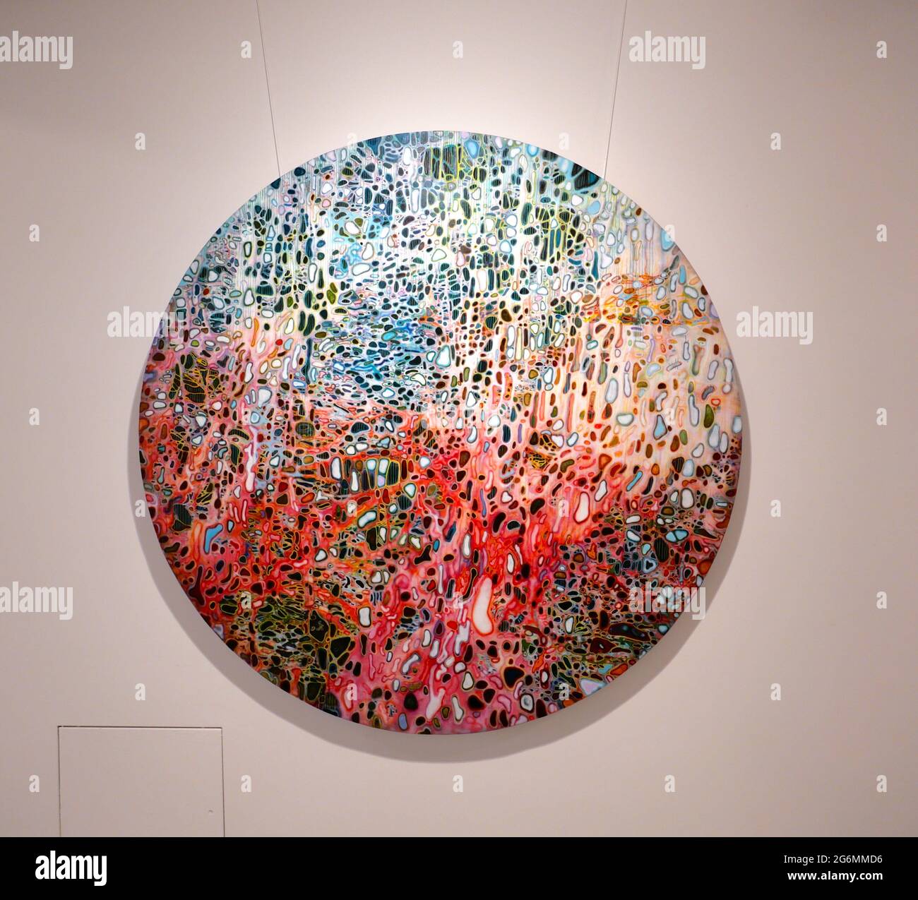 Diese Ausstellung vereint eine vielseitige Auswahl an Kunstwerken sowohl aufstrebender als auch etablierter zeitgenössischer Künstler aus China - Yao Jui-Chung, Pan Jian, He Sen, Cynthia Sah, Chen Che, Le Guo, Wang Ziling und Gao Xintong. Die Künstler, die über verschiedene Generationen, von den 1950er bis in die 1990er Jahre, und in verschiedenen Ländern leben, vermischen persönliche und kollektive Erinnerungen, um diese alte Bildsprache durch neue Formen und Konzepte neu zu interpretieren. Die vorgestellten Kunstwerke reichen von der Figuration bis zur Abstraktion, einschließlich verschiedener Medientypen. Stockfoto