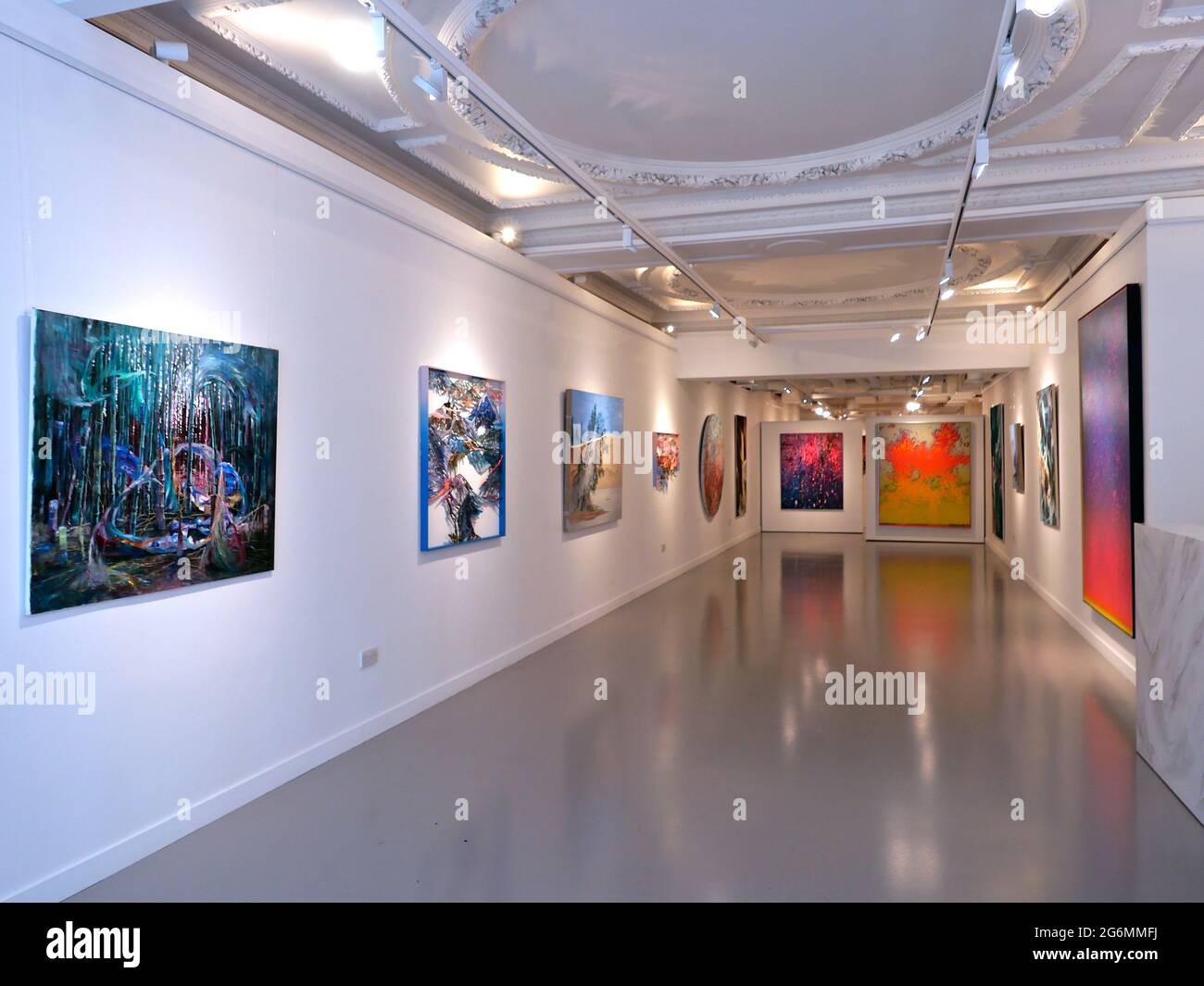 Diese Ausstellung vereint eine vielseitige Auswahl an Kunstwerken sowohl aufstrebender als auch etablierter zeitgenössischer Künstler aus China - Yao Jui-Chung, Pan Jian, He Sen, Cynthia Sah, Chen Che, Le Guo, Wang Ziling und Gao Xintong. Die Künstler, die über verschiedene Generationen, von den 1950er bis in die 1990er Jahre, und in verschiedenen Ländern leben, vermischen persönliche und kollektive Erinnerungen, um diese alte Bildsprache durch neue Formen und Konzepte neu zu interpretieren. Die vorgestellten Kunstwerke reichen von der Figuration bis zur Abstraktion, einschließlich verschiedener Medientypen. Stockfoto