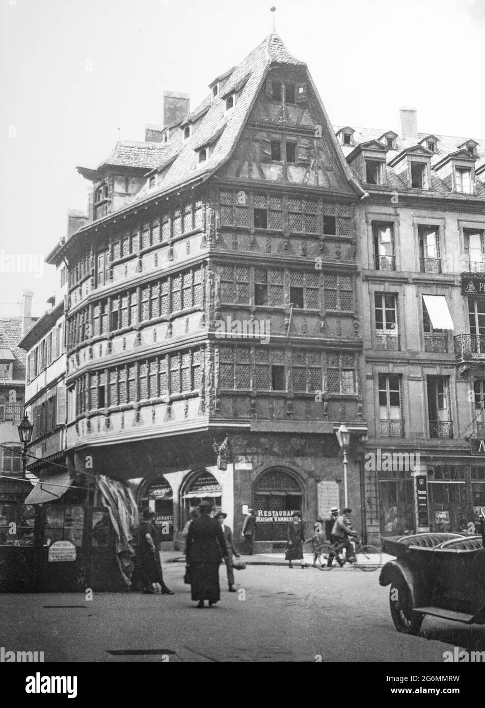 Altes Schwarzweiß-Foto aus dem frühen 20. Jahrhundert, aufgenommen in Straßburg, Frankreich. Das Bild zeigt Gebäude und Menschen aus der Zeit. Stockfoto