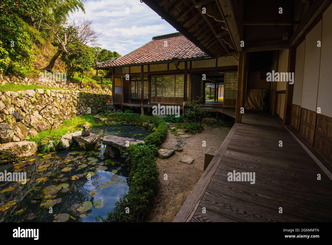 Teich des japanischen Zen und Steingarten. Takahashi, Raikyuji-Tempel, Garten, Präfektur Okayama . Stockfoto