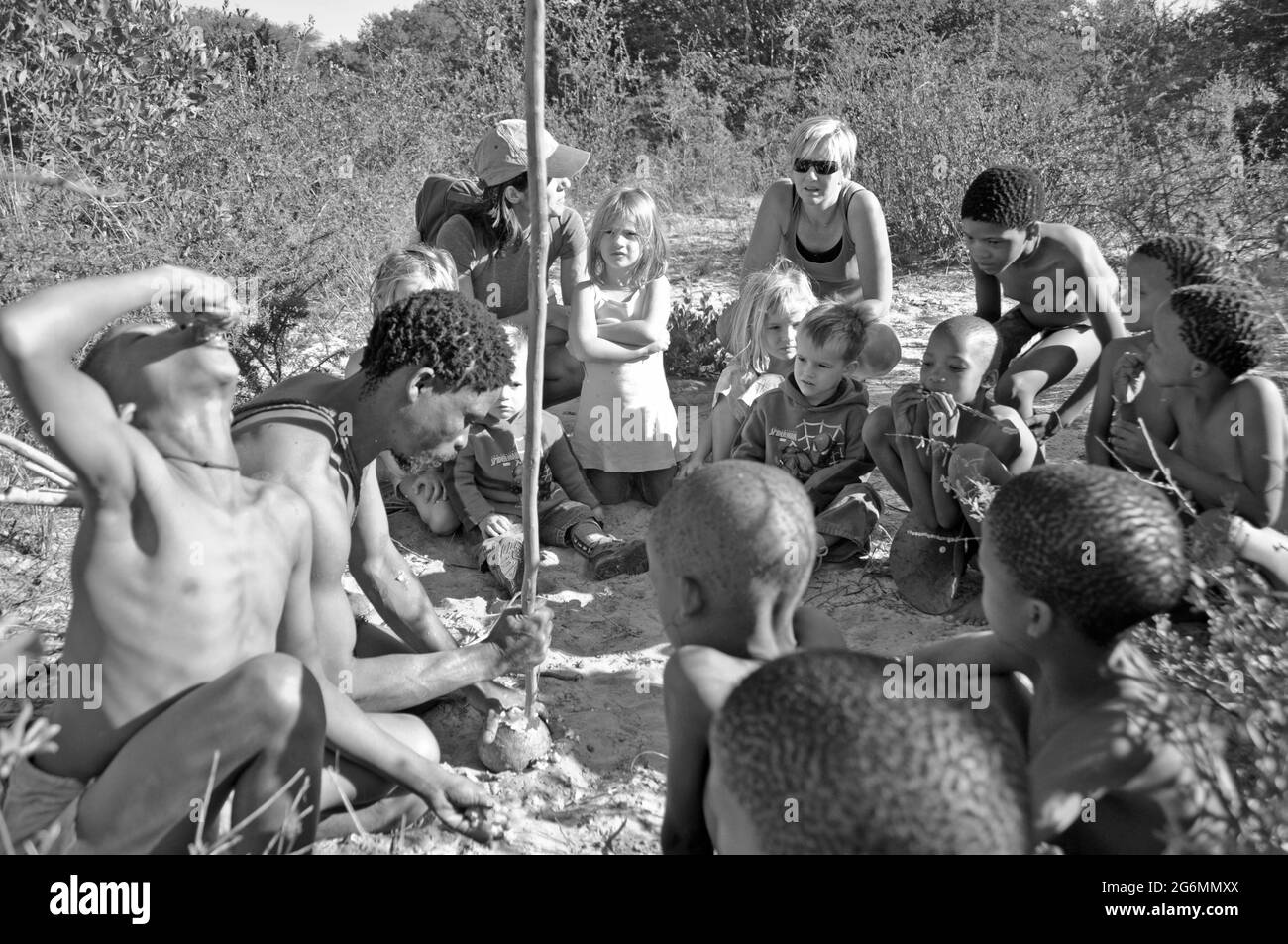 Botswana: Eine Gruppe von Buschmännern, die im zentralen Kalahari in der Nähe von Ghanzi mit einer lokalen südafrikanischen Familie jagten Stockfoto