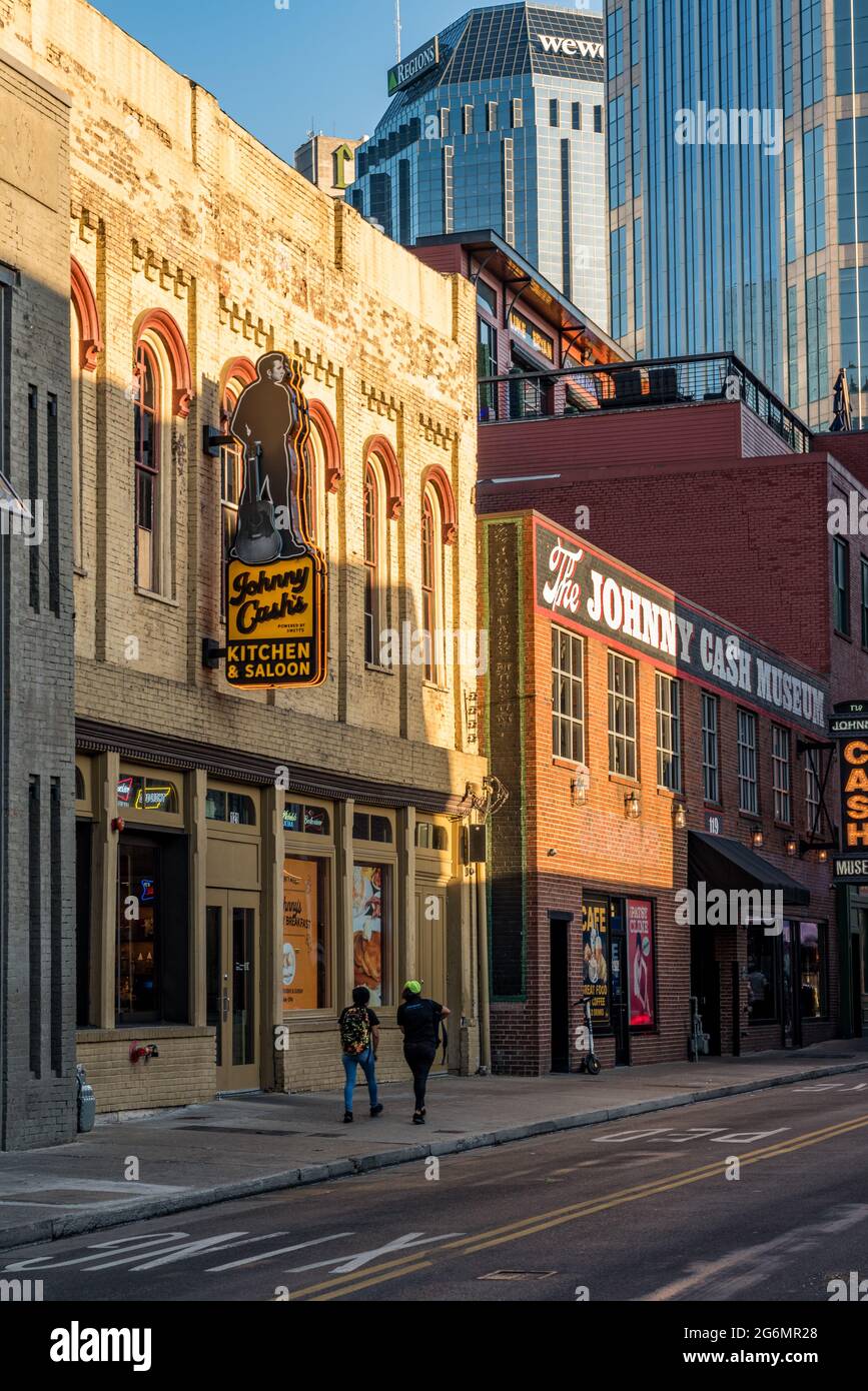 Nashville, Tennessee - 28. Juni 2021: Johnny Cash Museum und Kitchen Saloon in der Innenstadt von Nashville Stockfoto