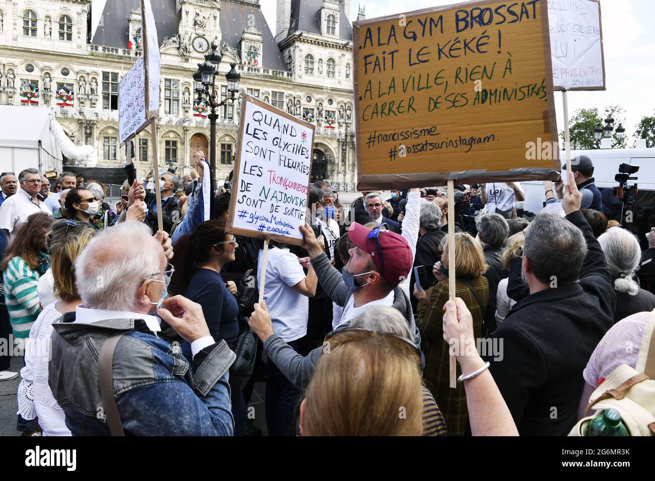 Saccage Paris protestiert vor dem Hôtel de Ville in Paris Stockfotografie -  Alamy