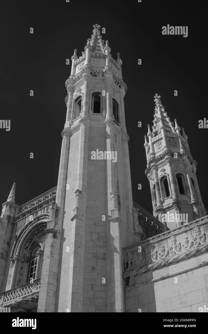 Architektonische Details des wunderschönen Klosters Jerónimos, Lissabon. Es wurde ein Infrarotfilter, R72, verwendet. Stockfoto