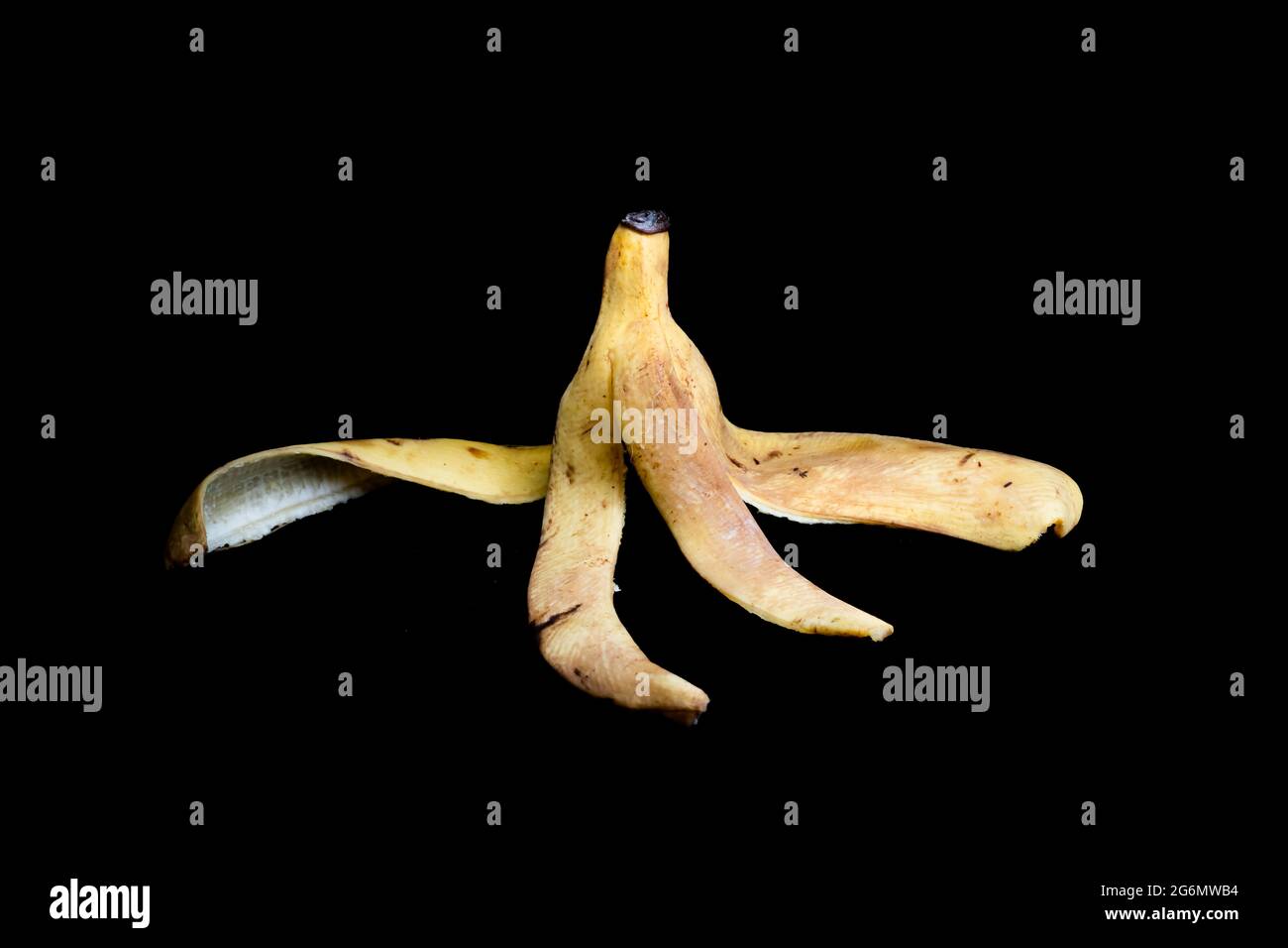 Gelbe Bananenschale auf schwarzem Hintergrund Stockfoto