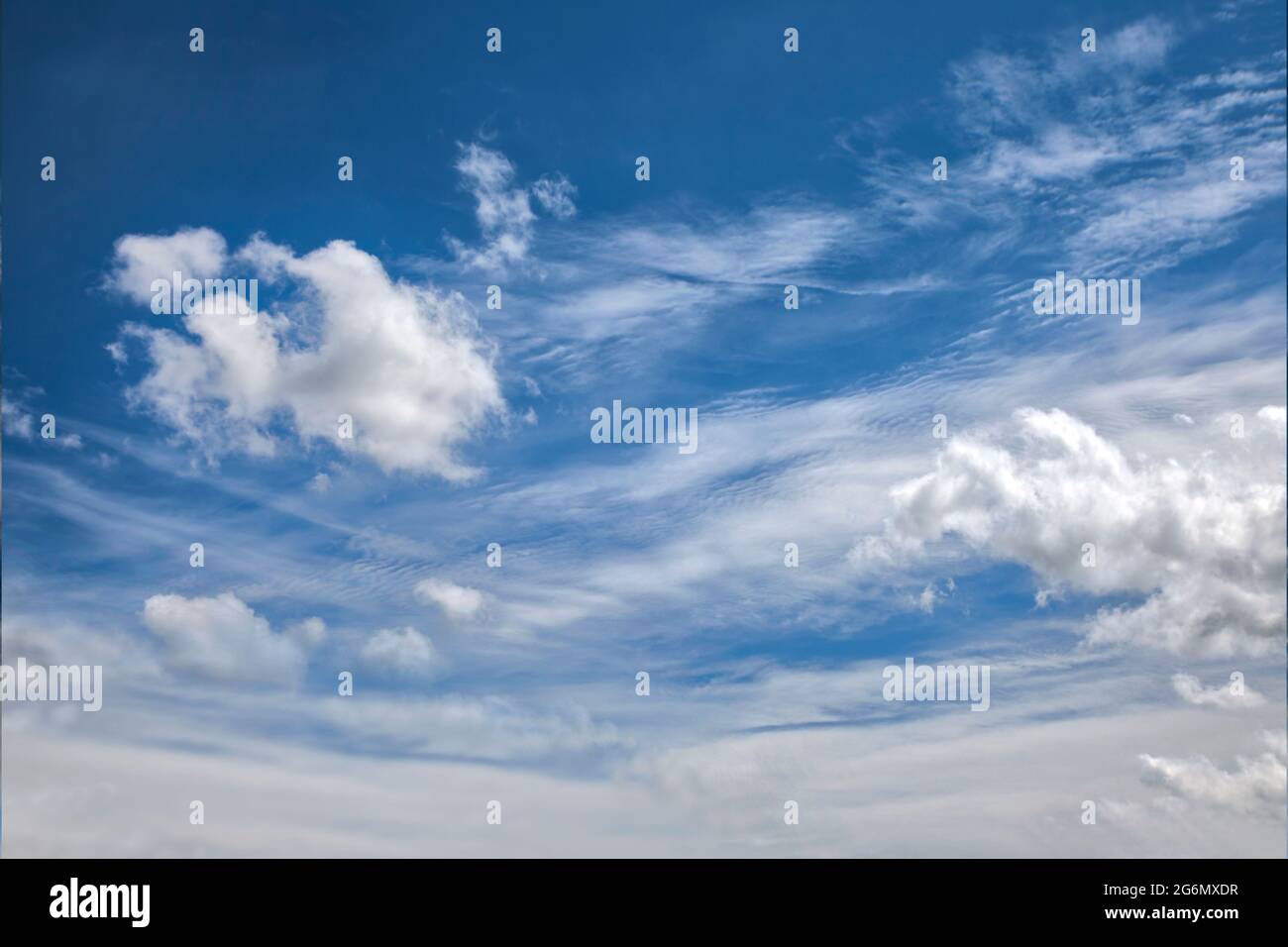 KONZEPTFOTOGRAFIE: Blauer Himmel mit dramatischer Wolkenbildung Stockfoto