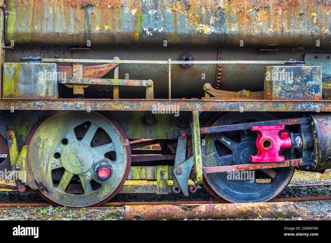Rad- und Aufhängungsdetails einer Barclay 0-4-0 Sattelpanzerlokomotive, hergestellt von Andrew Barclay Locomotives, Kilmarnock, Schottland. Stockfoto