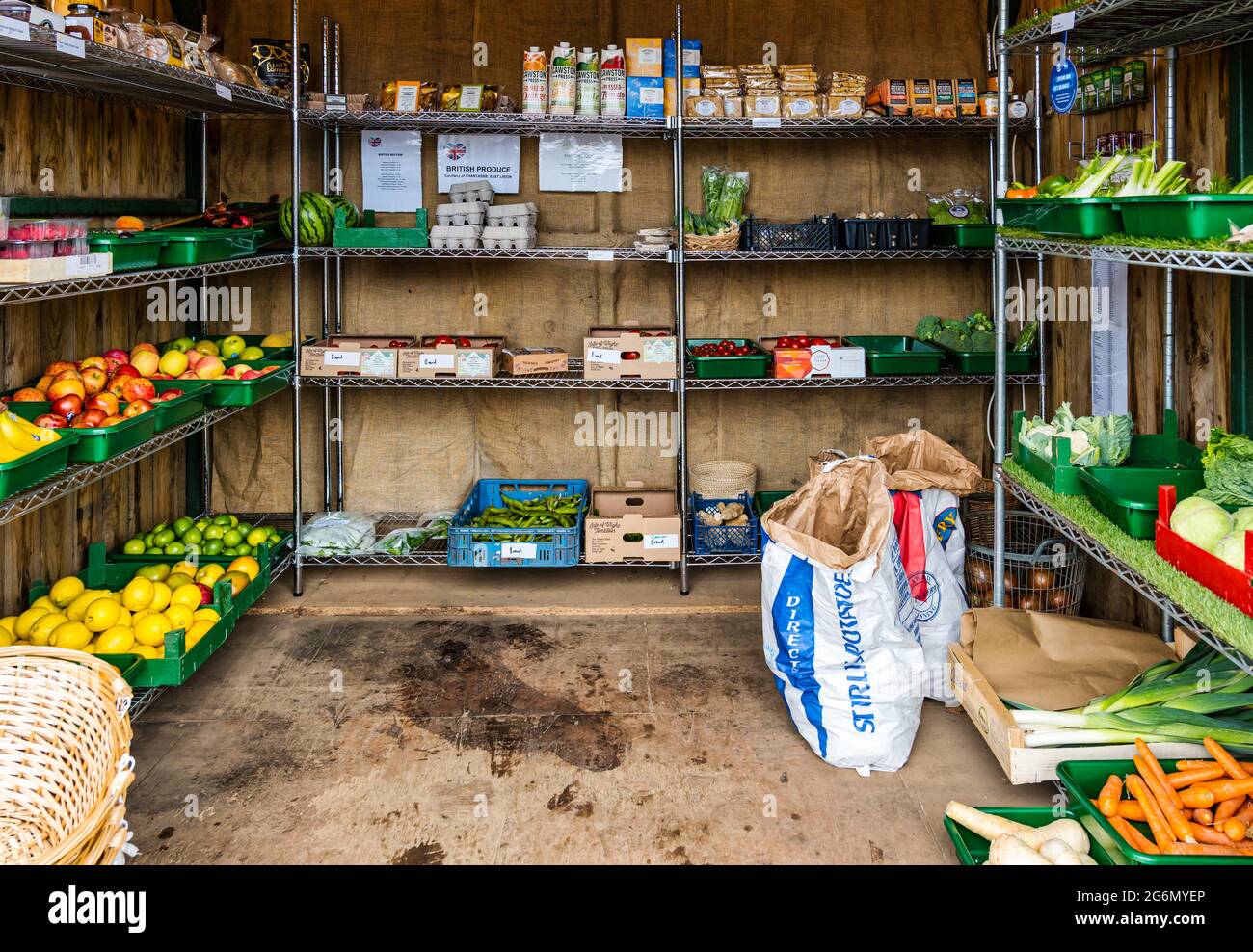 Frisches Obst und Gemüse zum Verkauf in einem Hofladen, Speisekammer der Familie East Fortune Brand, East Lothian, Schottland, Großbritannien Stockfoto