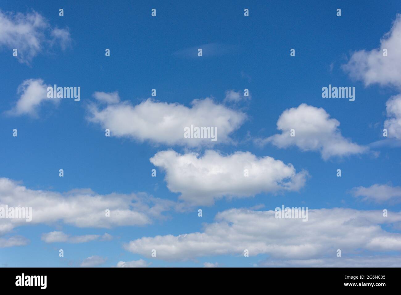 Weiße Cumulus Wolken gegen blauen Himmel, Seaburn, Sunderland, Tyne and Wear, England, Vereinigtes Königreich Stockfoto