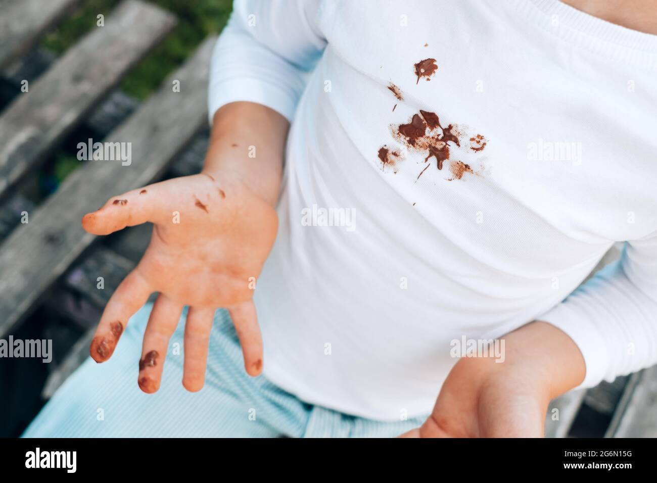 Schokoladenflecken auf Kinderkleidung. Alltag schmutzige Flecken für Wasch- und Reinigungskonzept. Draufsicht. Hochwertige Fotos Stockfoto