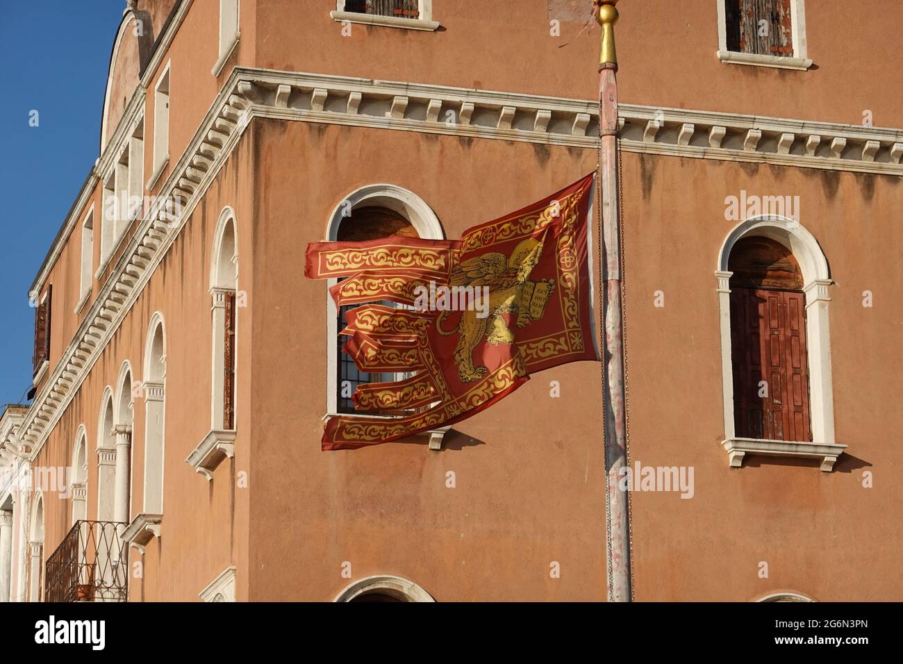 Die Flagge der Republik Venedig, allgemein bekannt als Banner oder Standard des heiligen Markus (stendardo di San Marco), war das Symbol der Republik von Stockfoto