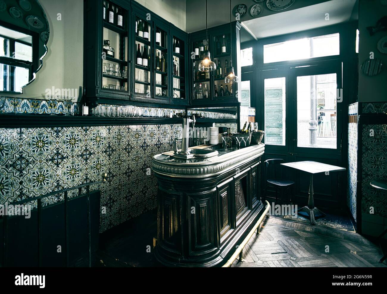 Das Innere einer klassischen spanischen Taverne ist mit Fliesen dekoriert. Innenstadt Von Madrid, Spanien. Stockfoto