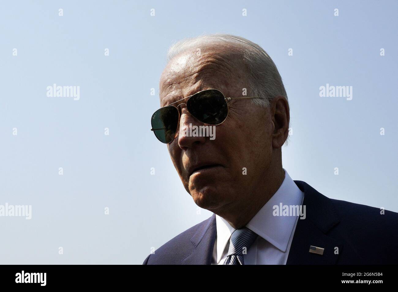 US-Präsident Joe Biden geht auf dem South Lawn des Weißen Hauses in Washington vor seiner Abreise nach Chicago am Mittwoch, dem 7. Juli 2021, auf Medienvertreter zu. Biden wird am McHenry County College in Crystal Lake, Illinois, Bemerkungen zu seiner Agenda „Build Back Better“ halten. Foto von Yuri Gripas/UPI Stockfoto