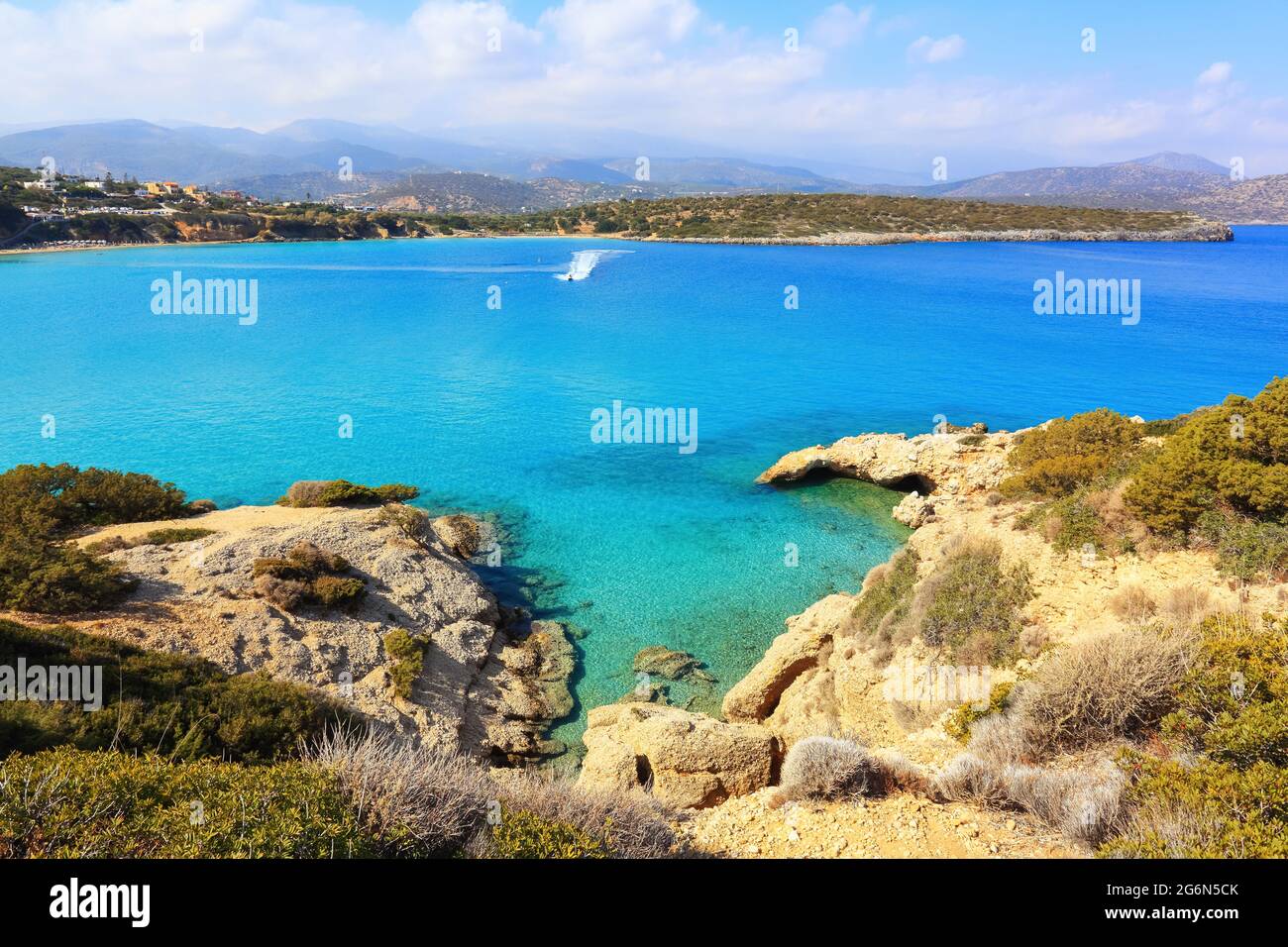 Insel Kreta, Griechenland. Leerer Strand ohne Reisende und Touristen. Wunderschöner Blick auf die Seenlandschaft im Sommer. Sommerurlaub 2020. Urlaubsstornierung, clos Stockfoto
