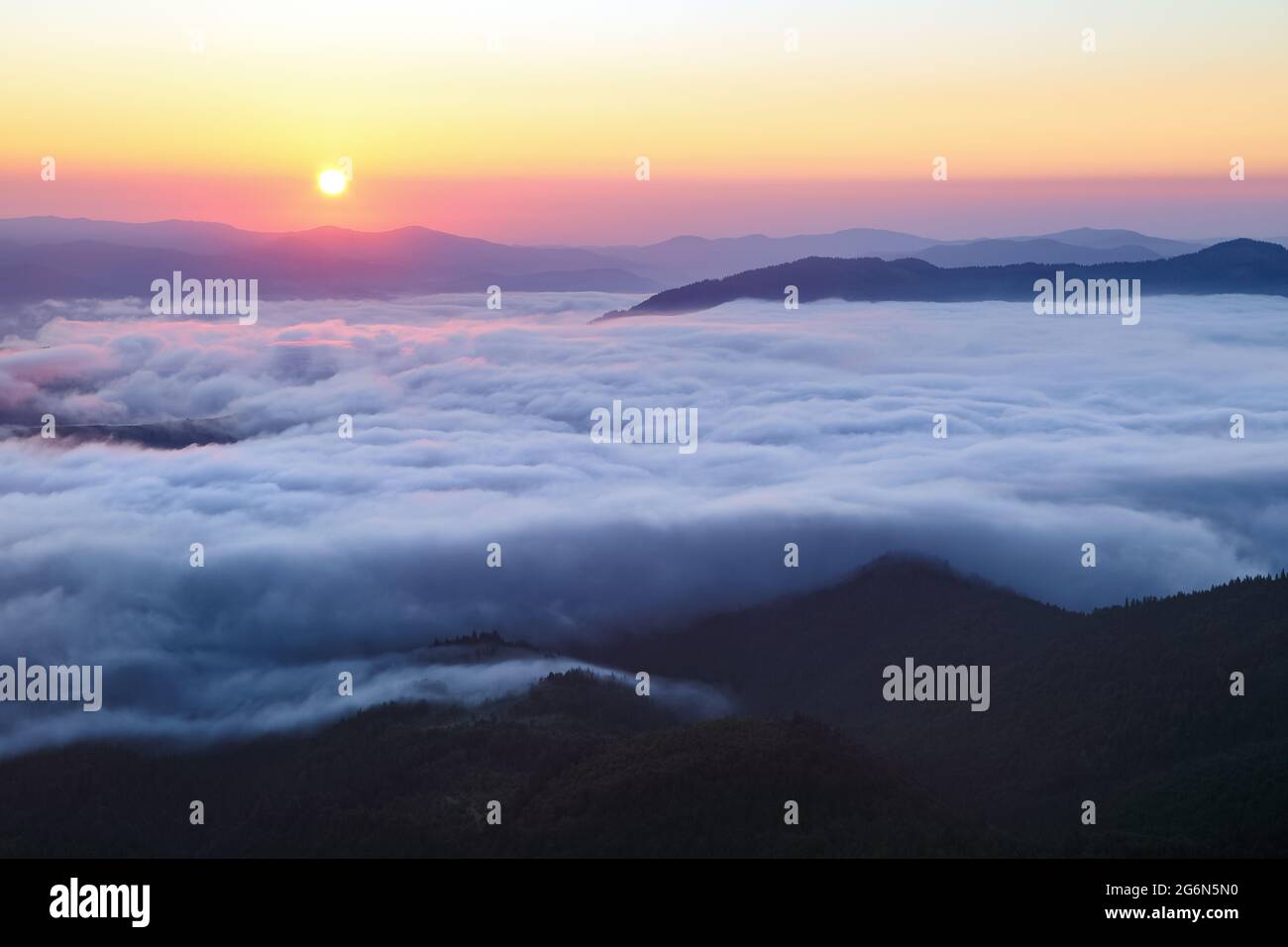 Interessanter Sonnenaufgang. Dichter Nebel mit schönem Licht. Landschaft mit hohen Bergen. Majestätische Frühlingslandschaft. Ort Ort Karpatennationalpark, Stockfoto