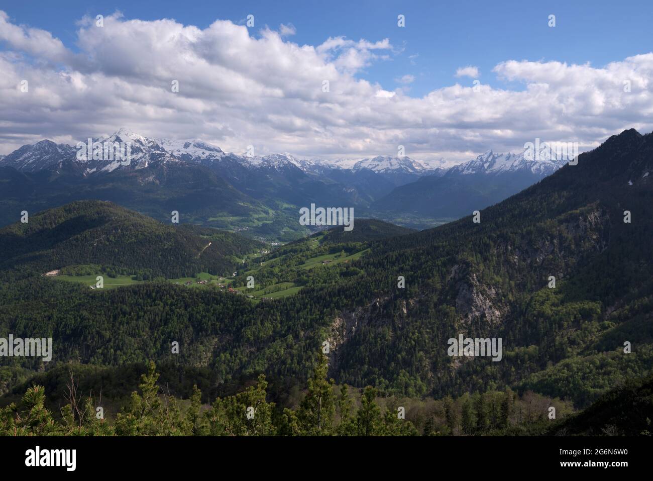 Bergpanorama mit Kehlstein, hoher Göll, hohes Brett, Jenner und Watzmann von oben gesehen Scheibenalm, Berchtesgaden, Bayern, Stockfoto