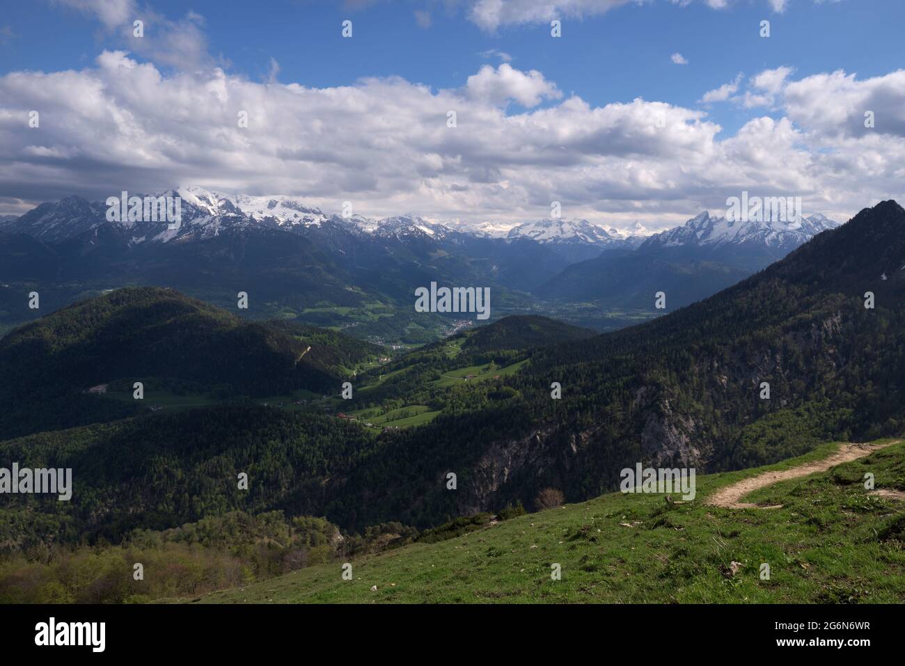 Bergpanorama mit Kehlstein, hoher Göll, hohes Brett, Jenner und Watzmann von der Scheibenalm, Berchtesgaden, Bayern, Deutsch Stockfoto