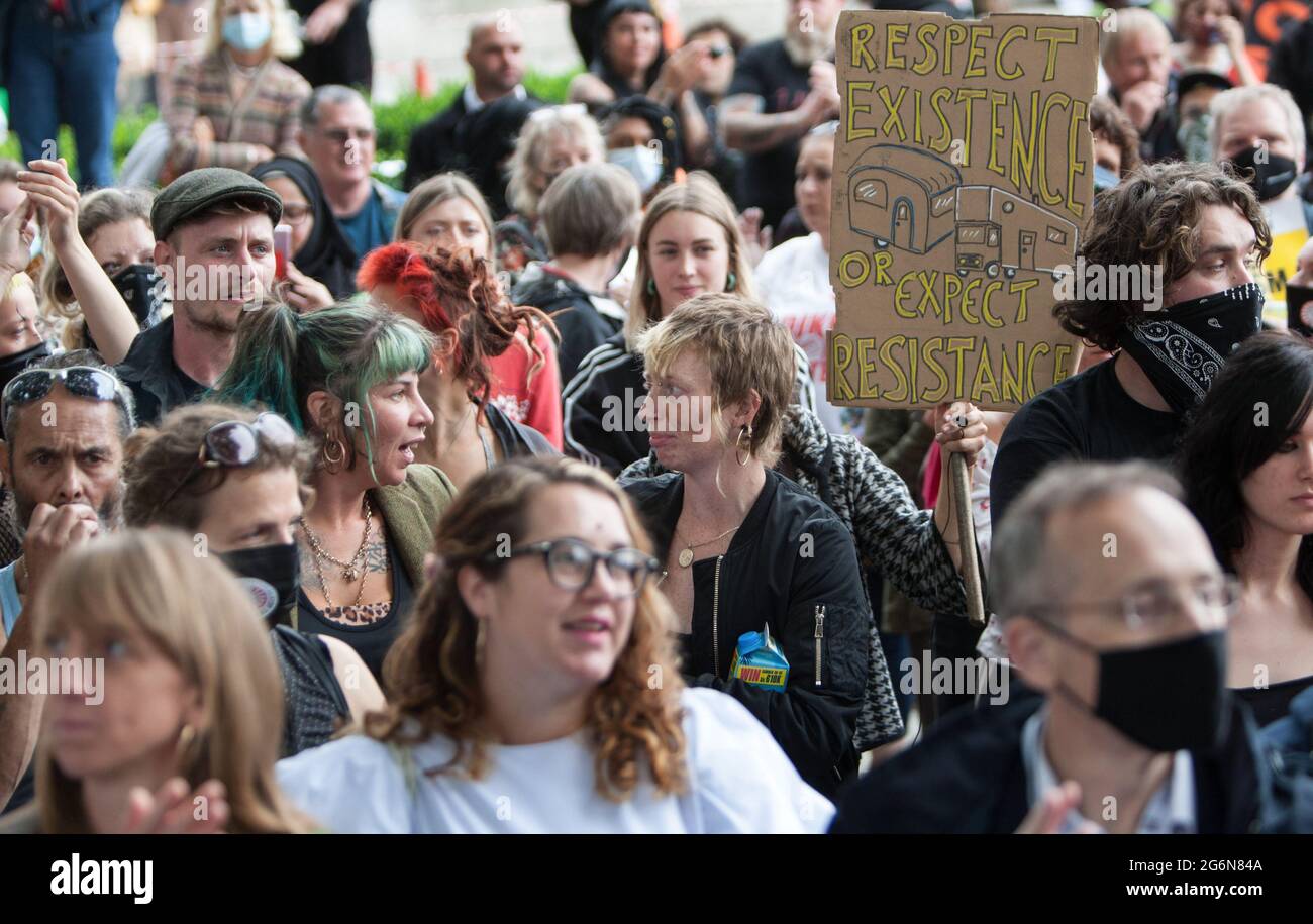 London, Großbritannien. Juli 2021. Ein Protestler hält während der Demonstration ein Plakat. Zigeuner- und Roma-Reisende versammelten sich auf dem parliament Square, um sich gegen das Gesetz über Polizei, Kriminalität, Verurteilung und Gerichte zu wehren, da sie glauben, dass es nomadische Zigeuner- und Reisekulturen in ganz Großbritannien verbieten wird. (Foto von Martin Pope / SOPA Images/Sipa USA) Quelle: SIPA US/Alamy Live News Stockfoto