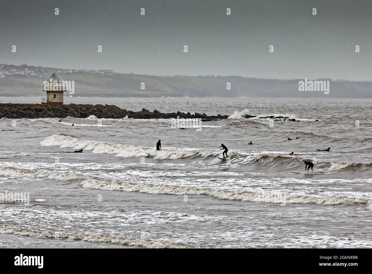 Im Bild: Surfer im Meer am Strand von Coney in Porthcawl, Wales, Großbritannien. Samstag, 08. Mai 2021 Re: Eine gelbe Warnung wurde vom Met Office, Fr. Stockfoto