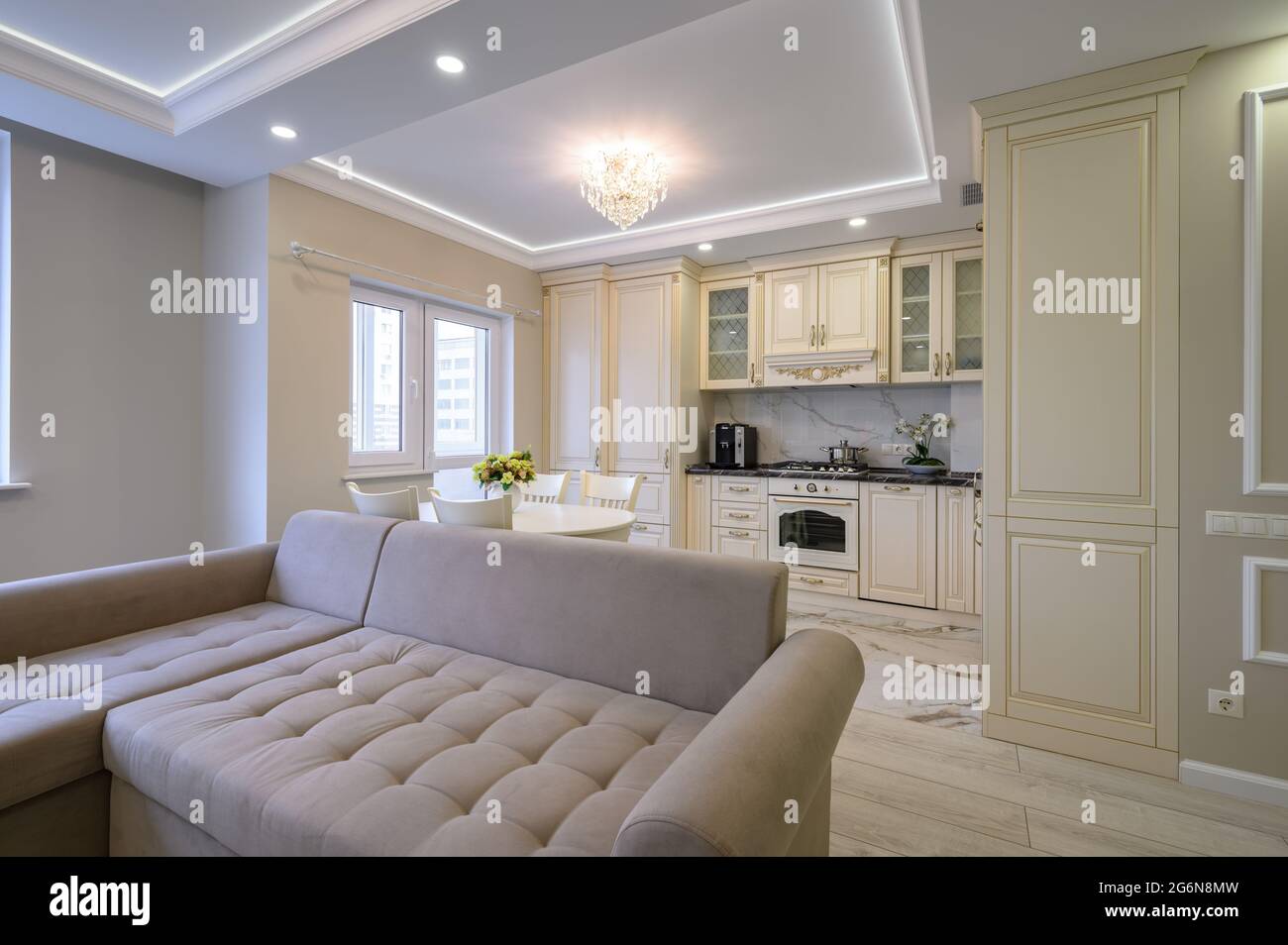 Moderne große luxuriöse Küche und Esszimmer im Studio-Apartment Stockfoto