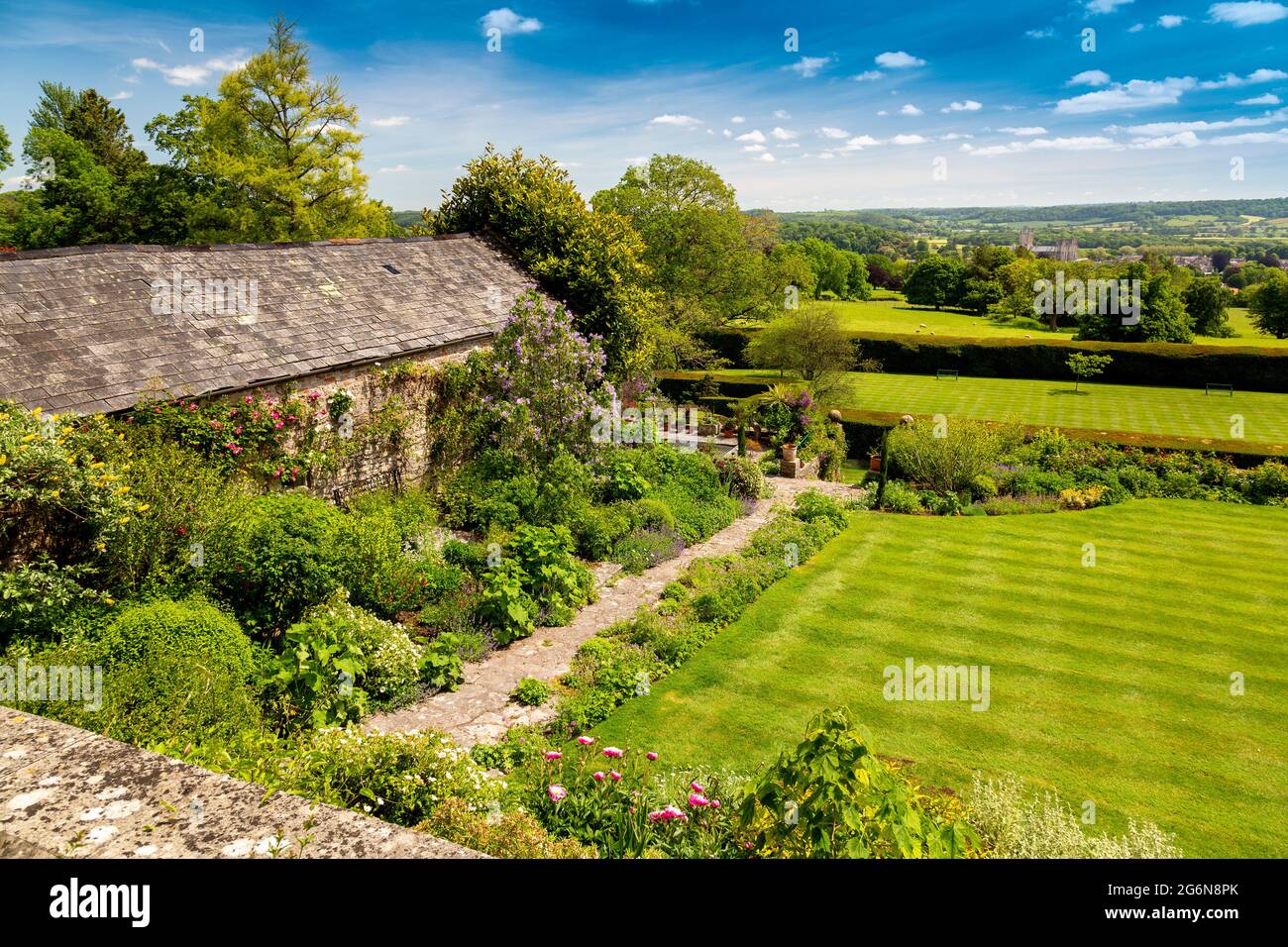 Blick auf die Landschaft von Somerset von Milton Lodge Gardens, bei Wells, Somerset, England, Großbritannien Stockfoto