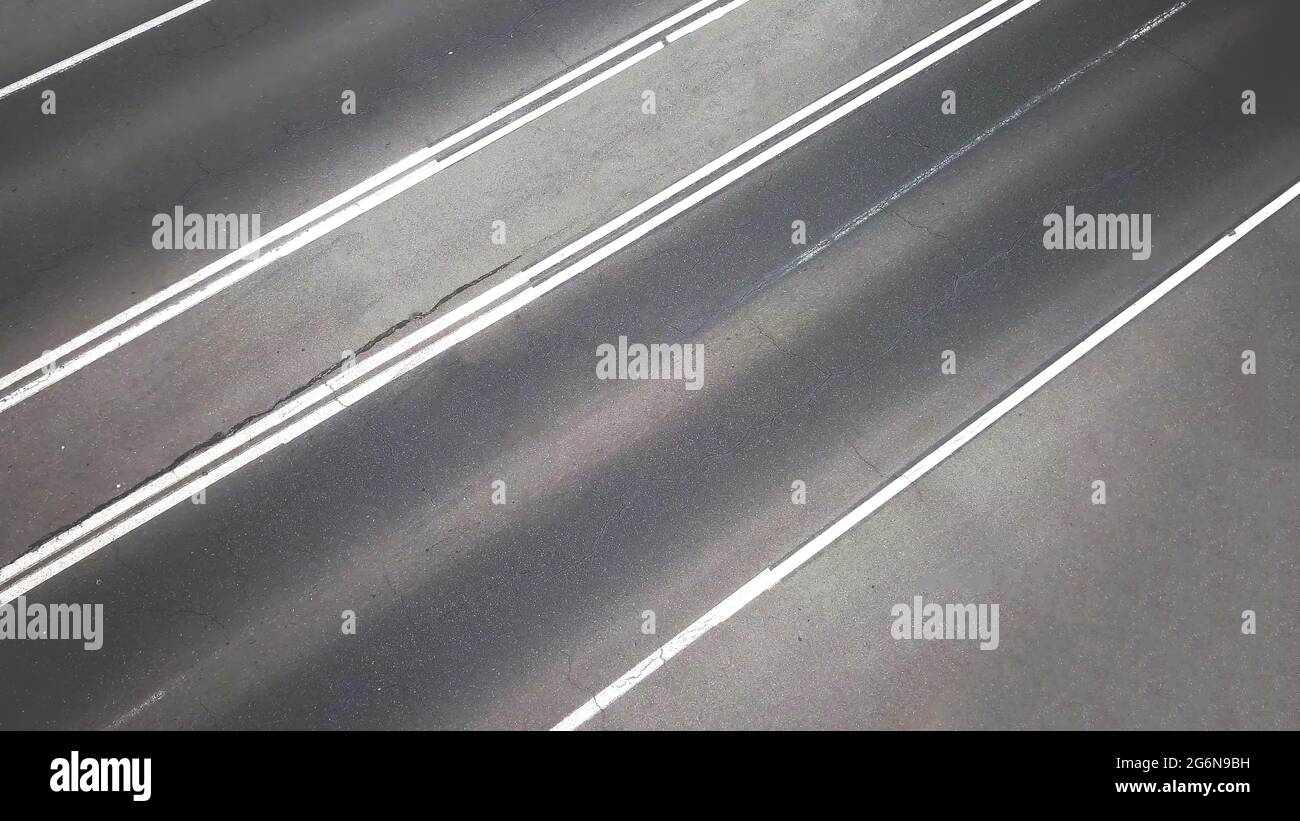 Leere Asphaltstraße mit Linien oder Streifen von oben Drohne High View Hintergrund. Stockfoto