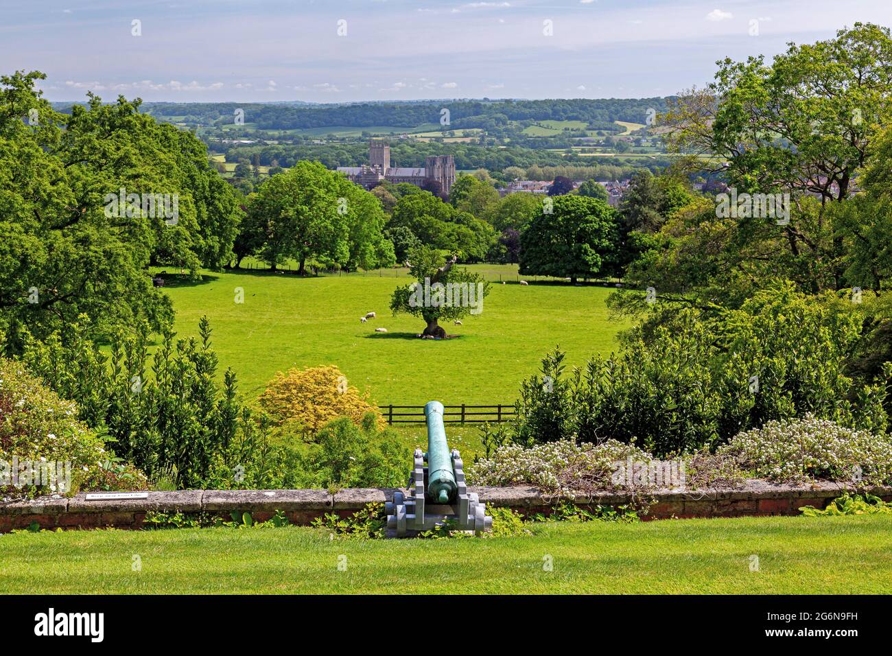 Blick auf die historische Kathedrale von Wells von den Milton Lodge Gardens, bei Wells, Somerset, England, Großbritannien Stockfoto