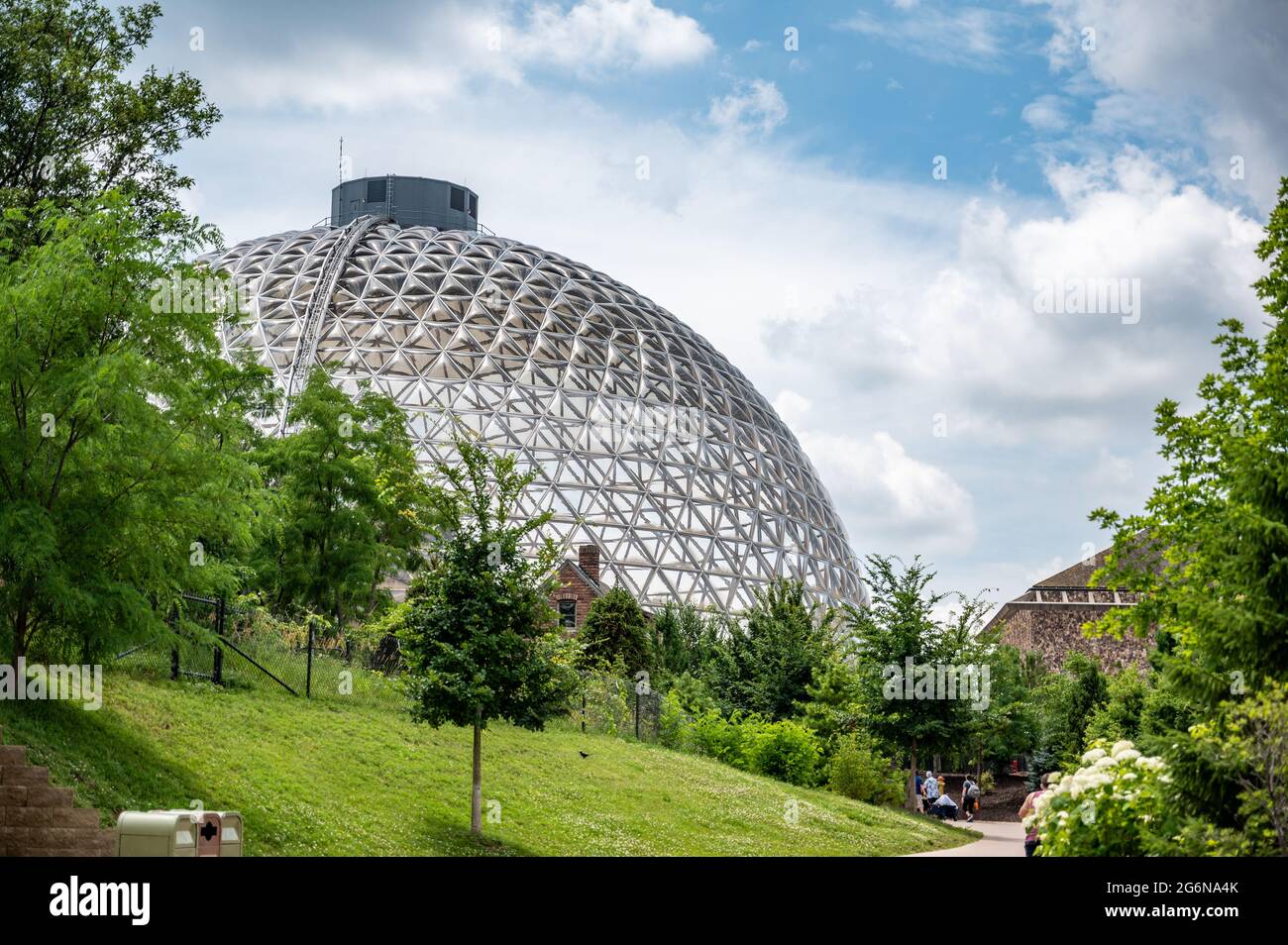 Omaha, Nebraska, USA: 6-2021: Desert Dome vor freiem Himmel im Henry Doorly Zoo und Aquarium Stockfoto