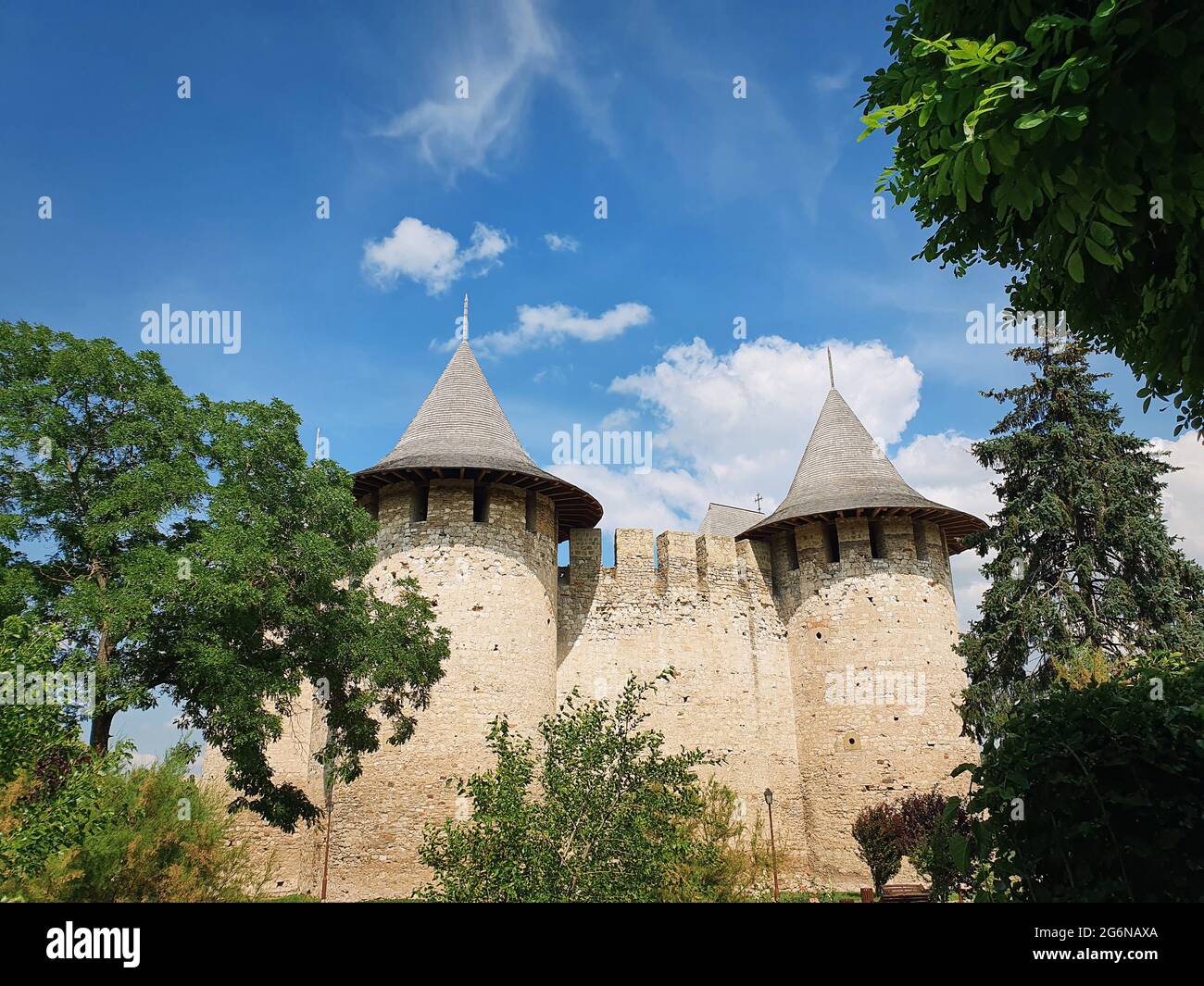 Soroca Festung Blick von außen. Alte Militärfestung, historisches Wahrzeichen in Moldawien. Außenfassade, alte Steinmauern Befestigungsanlagen, Schlepptau Stockfoto