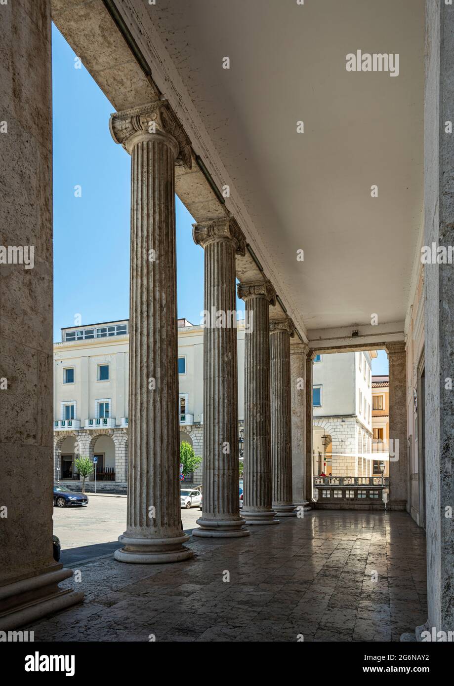 Dem Eingang zur Kathedrale von San Pietro Apostolo in Isernia gehen die großen Pronaos voraus, die von vier hohen ionischen Säulen getragen werden. Isernia, Molise Stockfoto