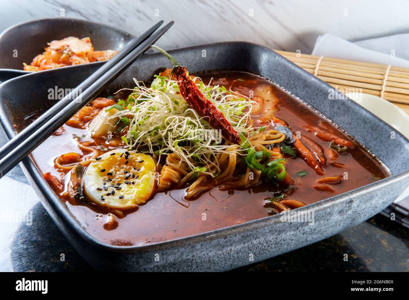 Weiße tonkotsu suppe ramen -Fotos und -Bildmaterial in hoher Auflösung ...