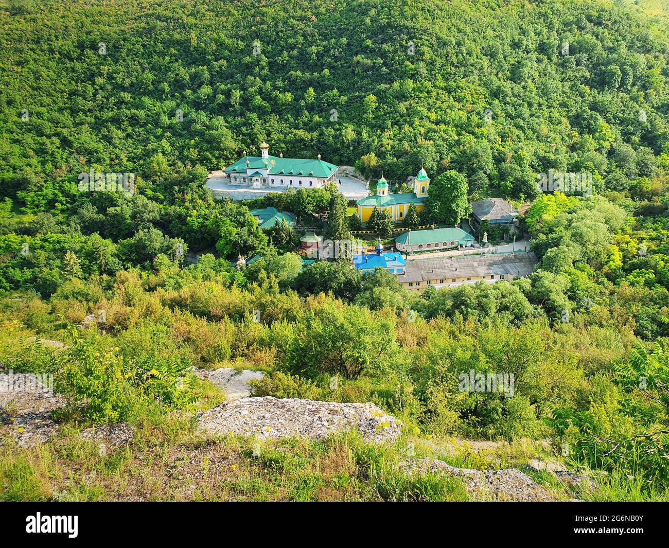 Blick aus der Höhe auf das Kloster Saharna, Moldawien. Idyllischer Ort mit der Kirche mitten im Wald am Klachtal Stockfoto