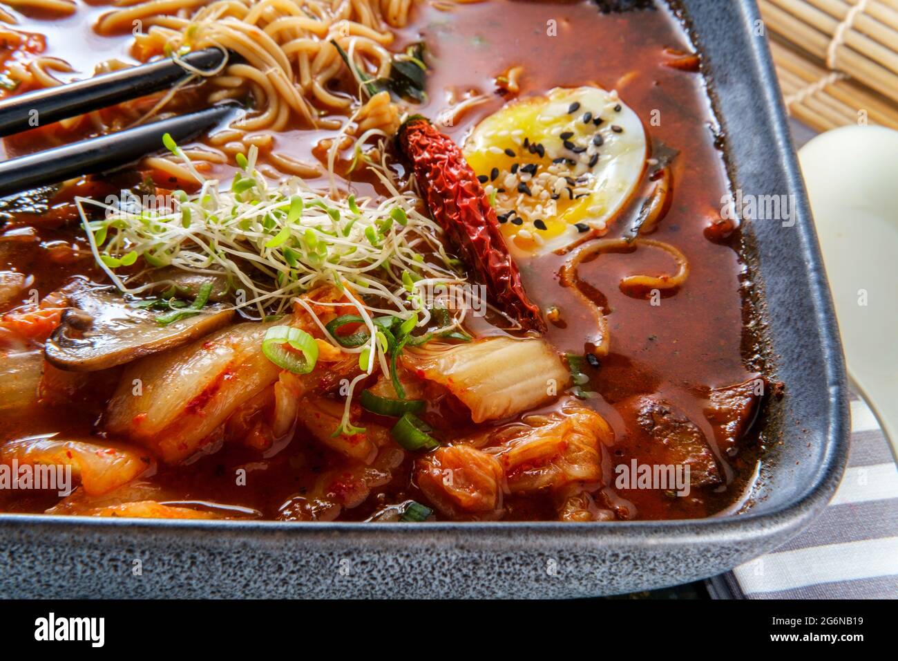 Weiße tonkotsu brühe ramen -Fotos und -Bildmaterial in hoher Auflösung ...