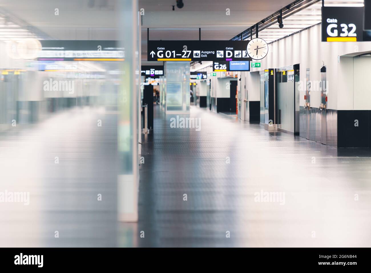 Leere große Lichthalle des internationalen Flughafens Wien. Modernes Interieur mit glänzenden Metallkonstruktionen und viel Licht. Reisen und Tourismus. Stockfoto