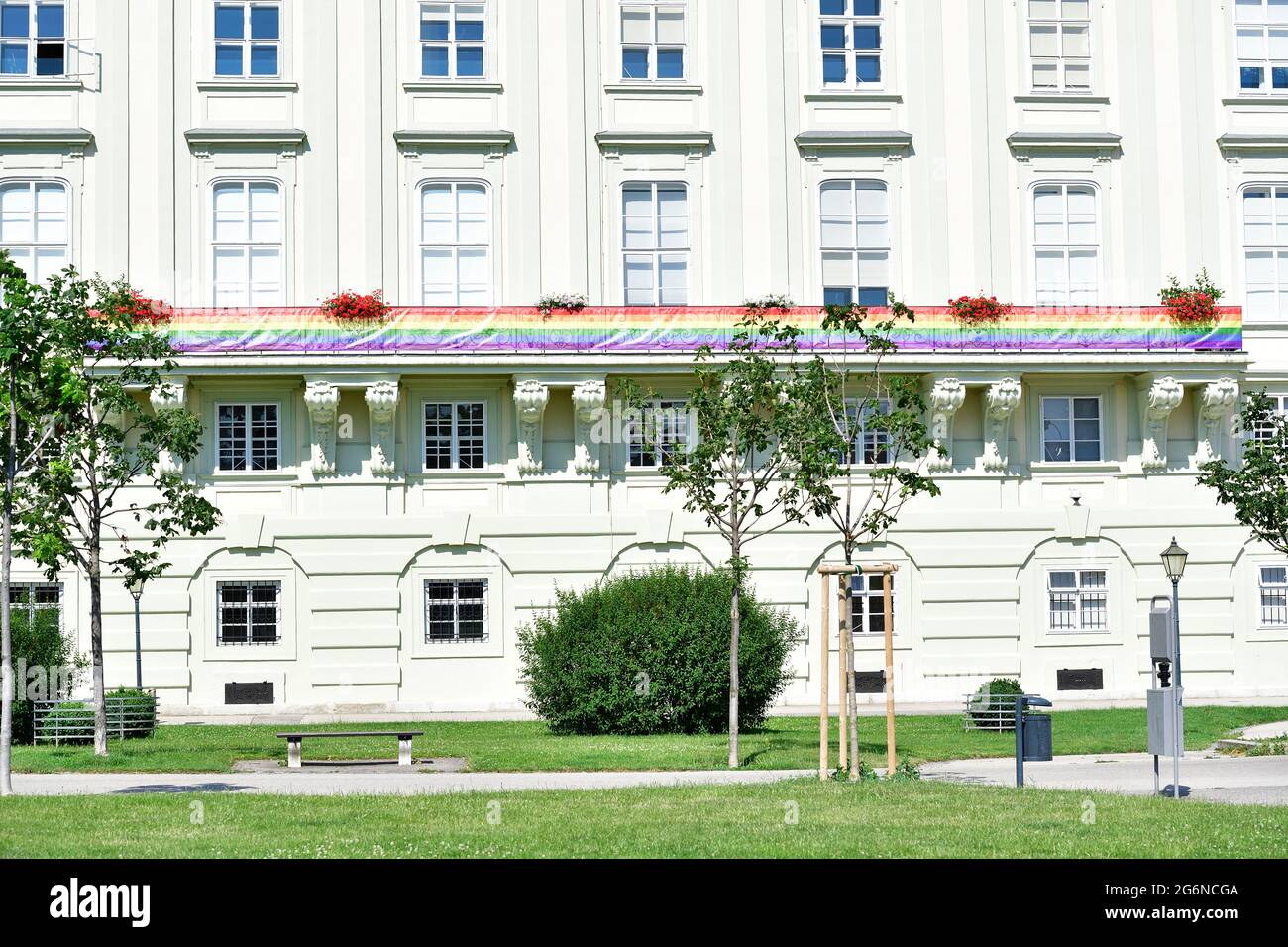 Wien, Österreich. Regenbogenfahne in der Hofburg. Die Hofburg ist der Sitz des österreichischen Bundespräsidenten Stockfoto