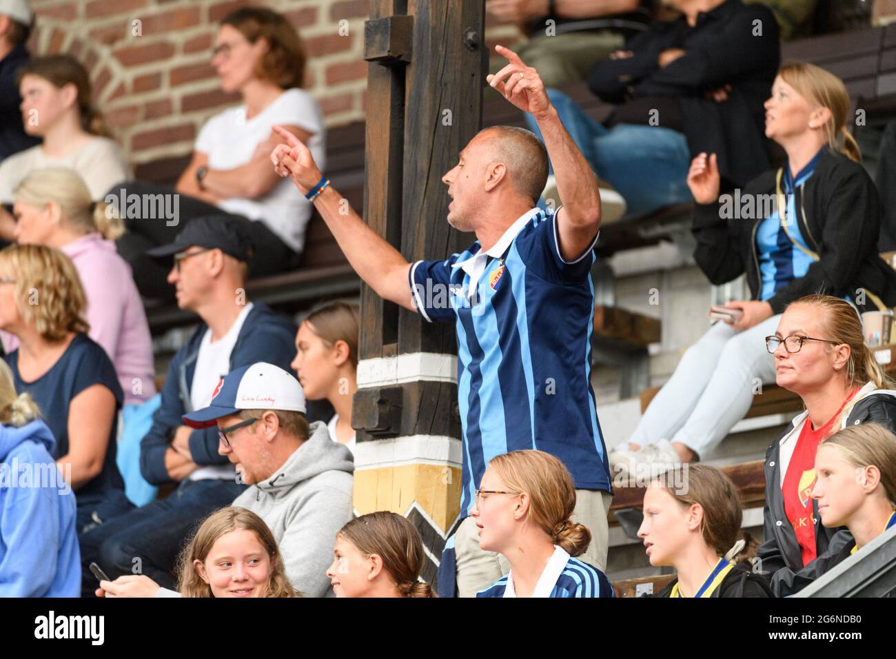 Stockholm, Schweden. Juli 2021. Fans beim Spiel während des OBOS Damallsvenskan-Spiels zwischen Djurgardens IF und Pitea IF im Stockholmer Stadion in Stockholm, Schweden Credit: SPP Sport Press Foto. /Alamy Live News Stockfoto