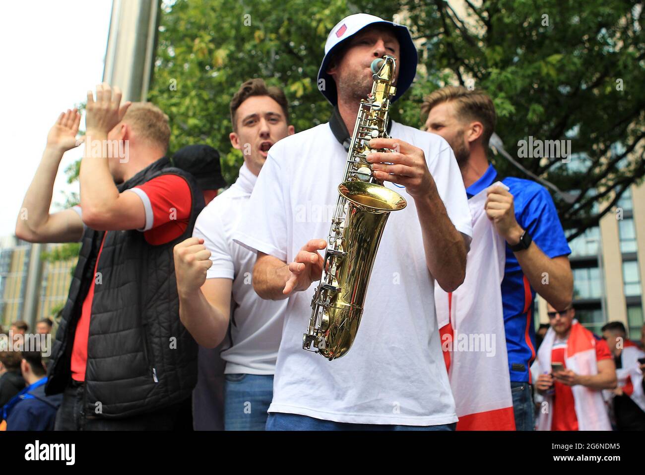 London, Großbritannien. Juli 2021. Ein England-Fan spielt den Song Vindaloo von Fat Les auf seiner Trompete. Szenen vor dem Halbfinalspiel der UEFA Euro 2020, England gegen Dänemark, Wembley Stadium, London am Mittwoch, 7. Juli 2021. Bild von Steffan Bowen/Andrew Orchard Sports Photography/Alamy Live News Kredit: Andrew Orchard Sports Photography/Alamy Live News Stockfoto