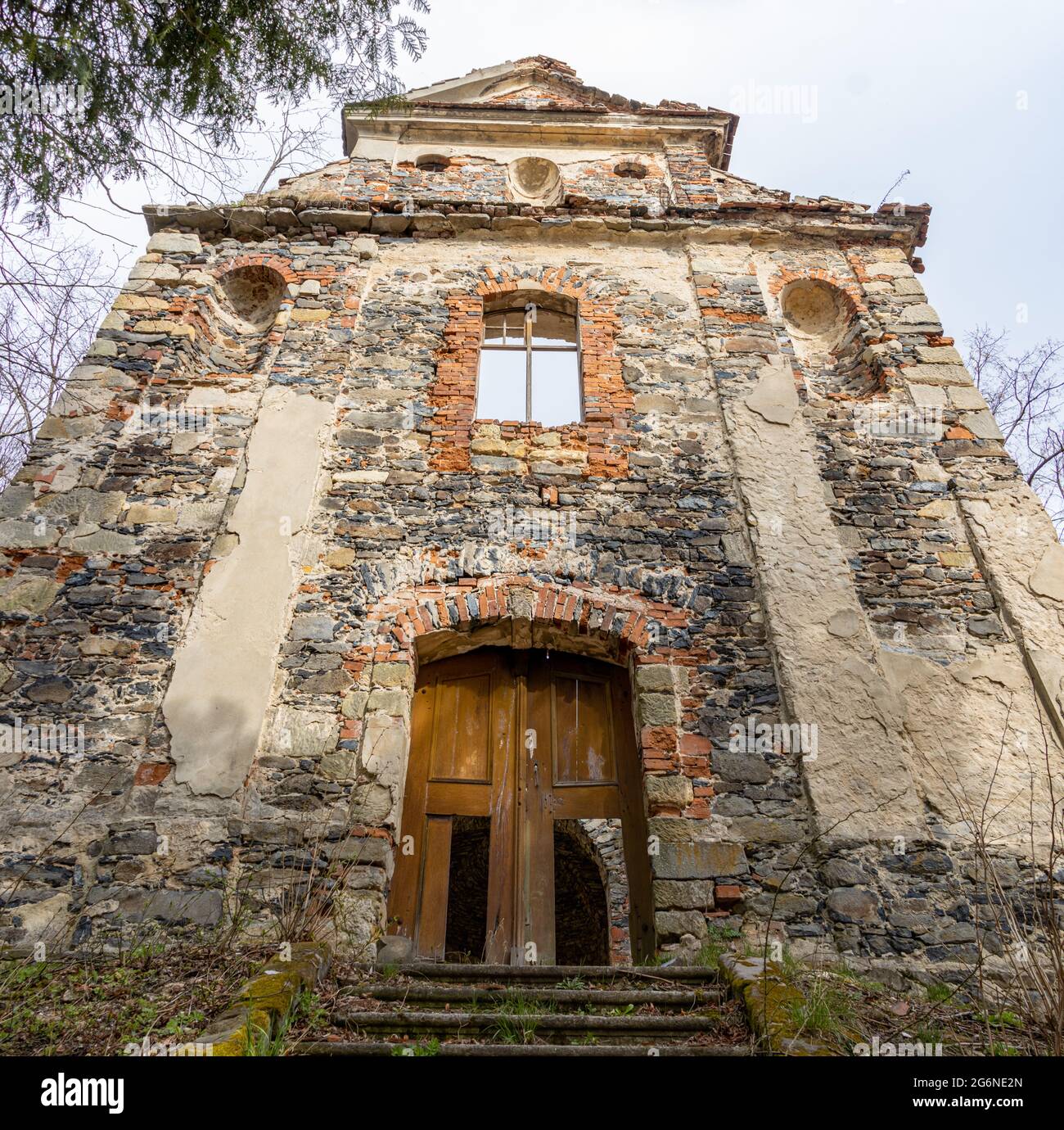 Eine Schildmauer einer Ruine der Kirche Stockfoto