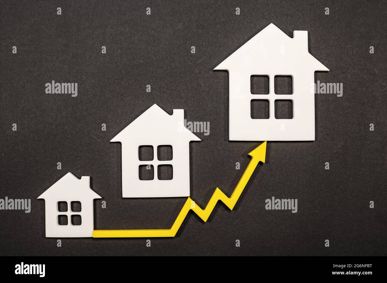 Rückgang der Immobilienpreise. Bevölkerungsrückgang. Sinkende Zinsen auf Hypotheken. Verringerte Nachfrage nach Hauskäufen. Niedrige Preise für Versorgungsunternehmen. Pfeil bis d Stockfoto