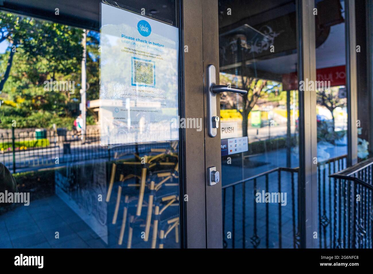 Reflexionen in Fenstern von geschlossenen Bars mit QR-Checkin-Code, in Balmain, Sydney, Australien während der Pandemie-Sperrung Stockfoto