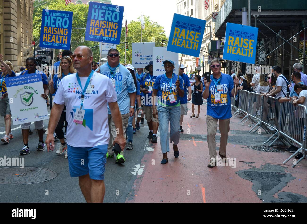 Tausende nahmen an der Heroes Parade in Lower Manhattan, New York, Teil, um die Dankbarkeit und den Respekt für die wesentlichen Arbeiter zu zeigen. Stockfoto