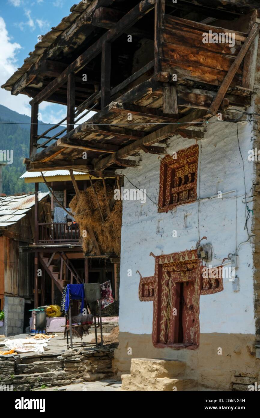 Manali, Indien - 2021. Juni: Traditionelle Häuser im Viertel Old Manali am 25. Juni 2021 in Manali, Himachal Pradesh, Indien. Stockfoto
