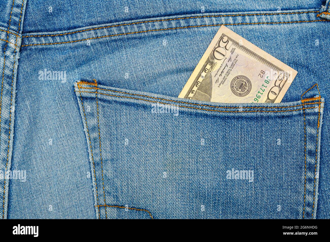 Geld in der Jeanstasche, 50 Dollar in der Gesäßtasche der blauen Jeans. Wohlstands- und Wohlstandskonzept. Für Text platzieren. Speicherplatz kopieren. Stockfoto